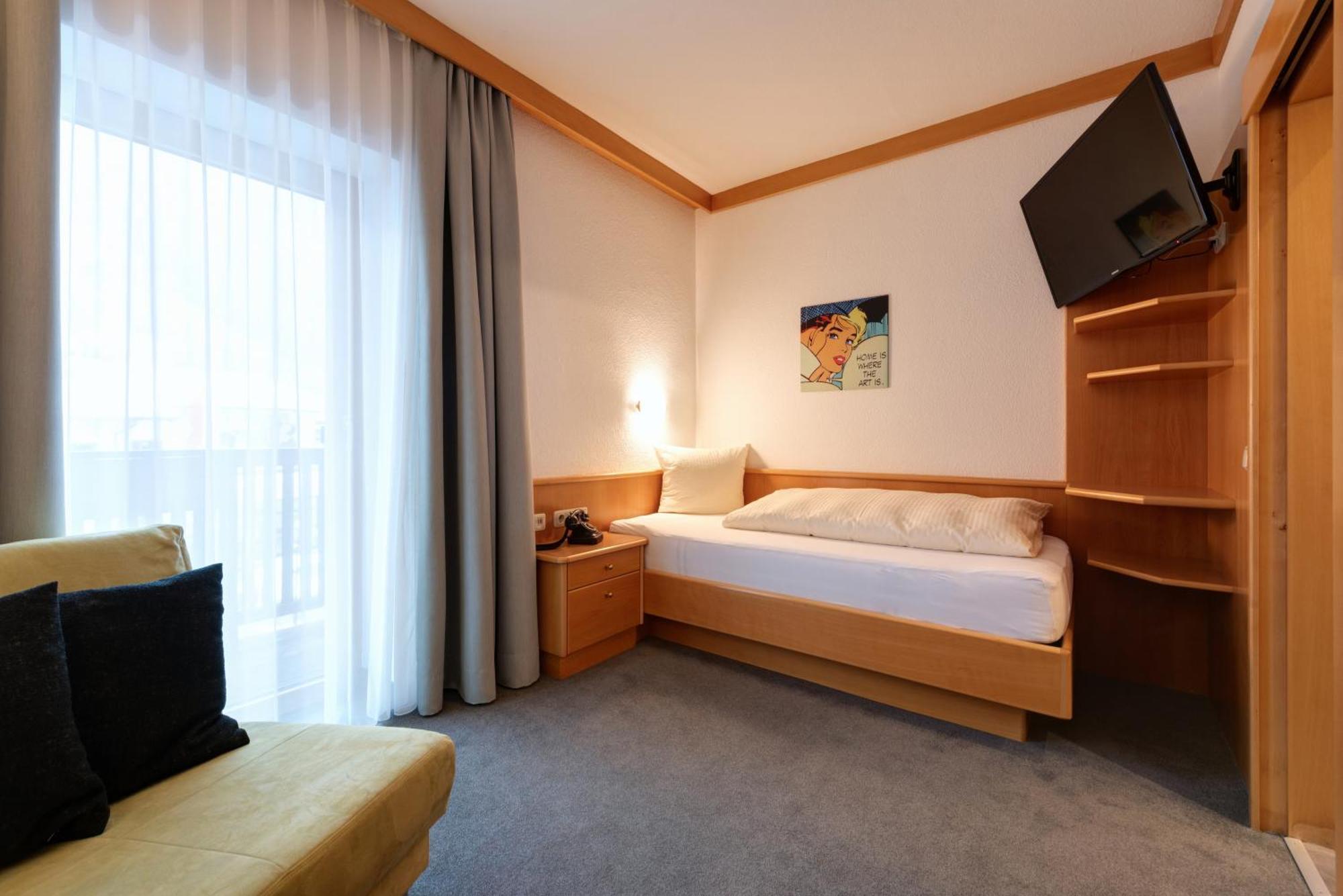 Hotel Pension Kirchplatz St. Anton am Arlberg Zimmer foto