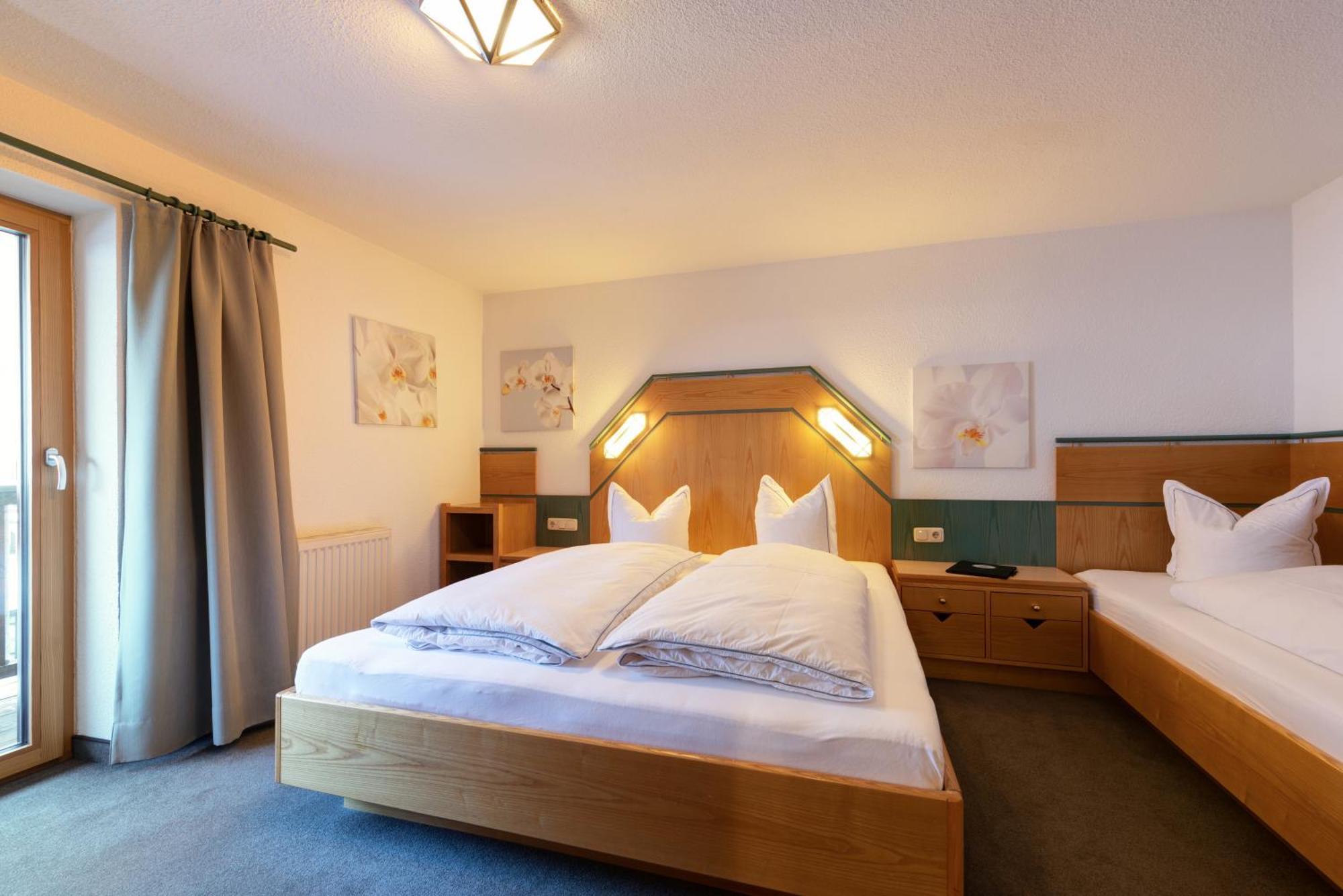 Hotel Pension Kirchplatz St. Anton am Arlberg Zimmer foto