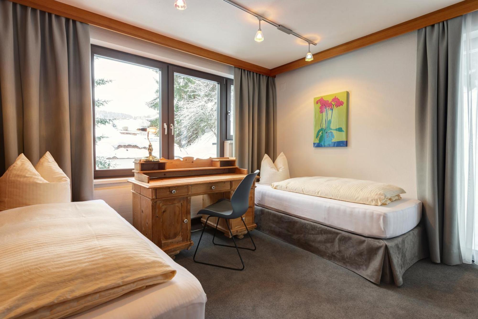 Hotel Pension Kirchplatz St. Anton am Arlberg Zimmer foto