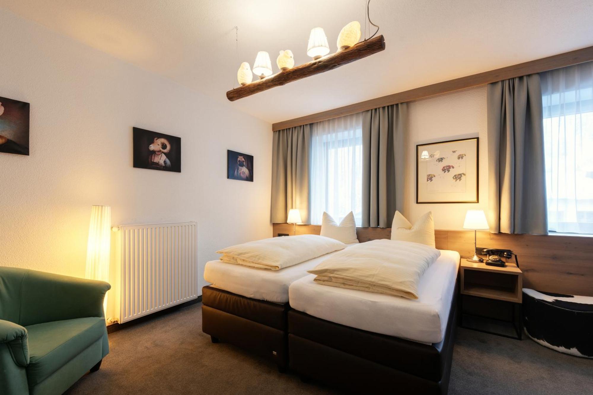Hotel Pension Kirchplatz St. Anton am Arlberg Zimmer foto