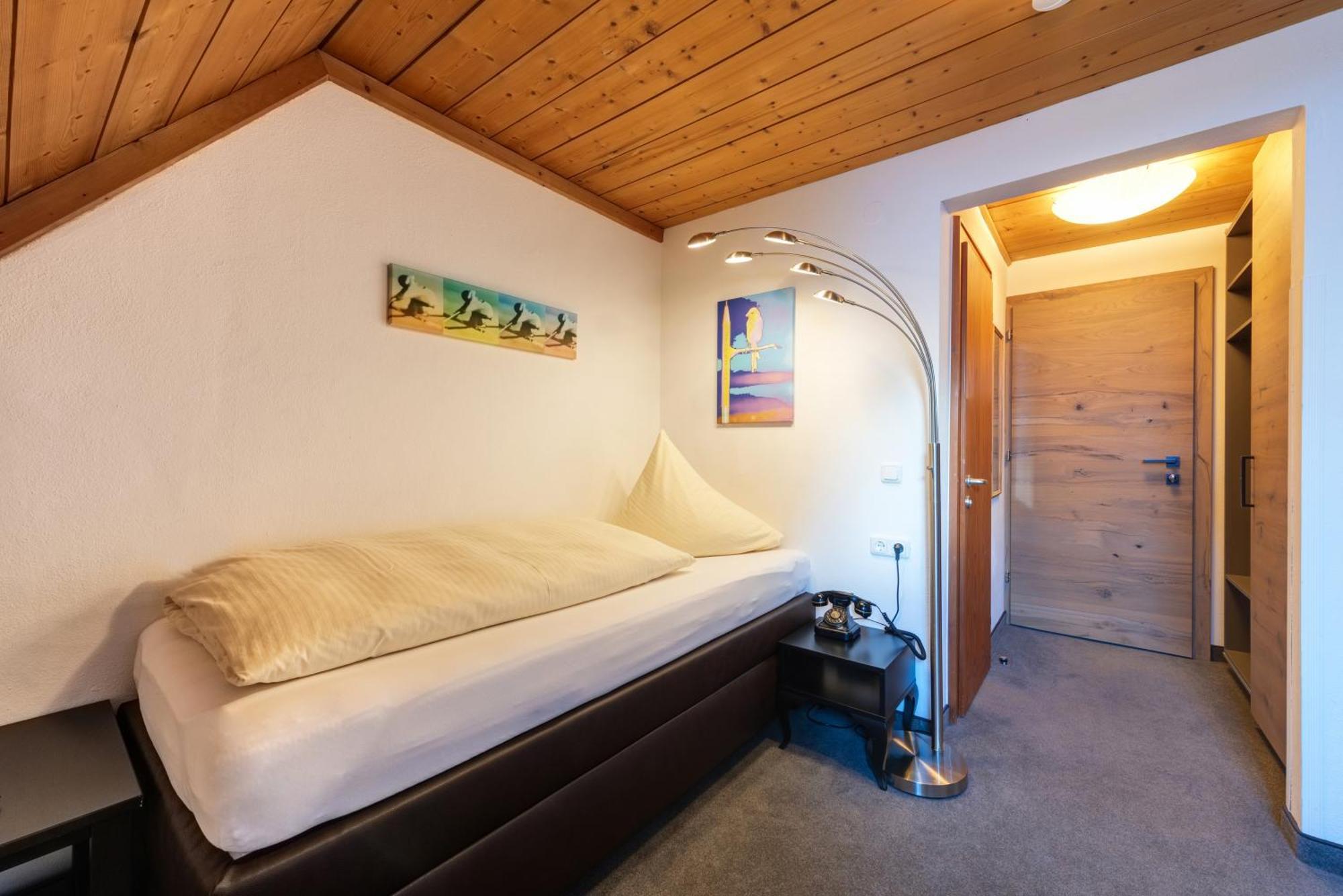Hotel Pension Kirchplatz St. Anton am Arlberg Zimmer foto